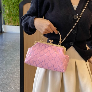 Borsa vintage con paillettes rosa, cornice dorata e tracolla a catena da donna