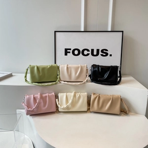 Sac à bandoulière plissé pour femme disponible en six couleurs sur des socles élégants