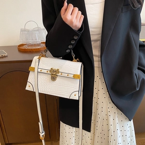 Elegante borsa a mano bianca con stampa coccodrillo, dettagli dorati e tracolla rimovibile