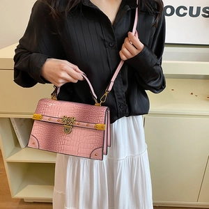 Borsa a mano rosa con texture coccodrillo, dettagli in metallo dorato e tracolla rimovibile