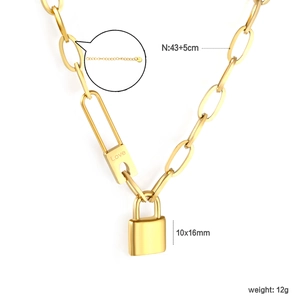 Détail du collier chaîne à maillons plaqué or 18k avec gravure Love et dimensions