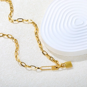 Collier doré 18 carats avec pendentif cadenas cœur, chaîne maille et gravure Love