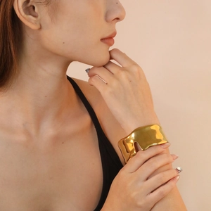 Bracelet manchette large irrégulier plaqué or 18K avec une texture de métal liquide brillant