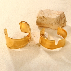 Bracelets larges plaqués or 18K au design géométrique minimaliste sur socle en pierre