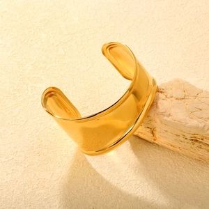 Vue détaillée d'un bracelet manchette large plaqué or 18K avec finition polie lisse