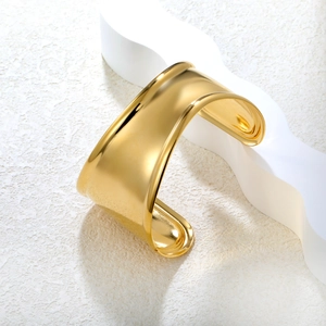 Bracelet manchette large en acier inoxydable doré poli avec un design concave géométrique