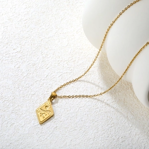 Collier en acier doré avec pendentif soleil et lune orné de reliefs célestes détaillés