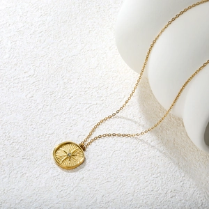 Collier vintage français en acier inoxydable doré avec pendentif pièce étoile ronde