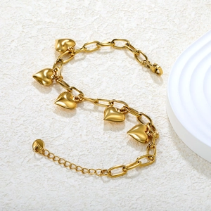 Massives Gliederkettenarmband aus Edelstahl mit fünf goldenen Herzanhängern und Karabiner