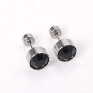 Détails macro de boucles d'oreilles en acier inoxydable avec cristaux noirs facettés