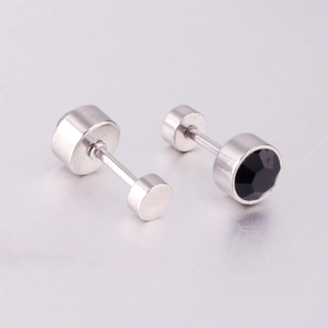 Détail macro de boucles d'oreilles vis cylindriques avec cristaux noirs et acier poli