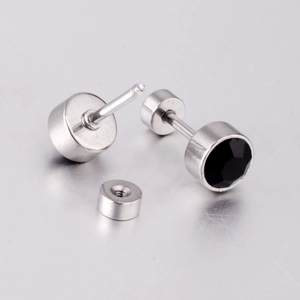 Détail macro de la boucle d'oreille en acier inoxydable argenté avec pierre noire et vis