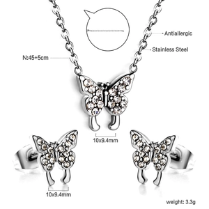 Détails du coffret bijoux papillon argenté avec dimensions 10x9,4mm et chaîne de 45+5cm