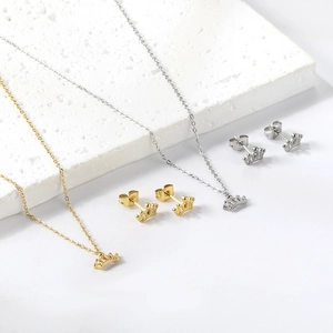 Vue détaillée de l'ensemble collier pendentif couronne de cœur et boucles d'oreilles or et argent