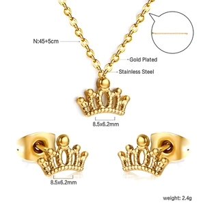 Détails de l'ensemble collier et boucles d'oreilles couronne dorée avec dimensions et acier