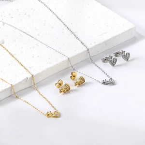 Détail de parures de bijoux couronne en forme de cœur avec strass scintillants en or et argent