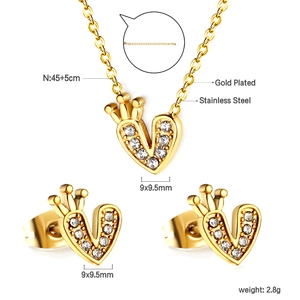Vue détaillée de l'ensemble collier et boucles d'oreilles cœur couronne doré à l'or fin