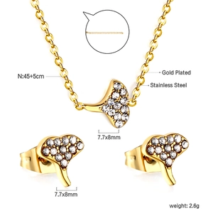 Détails du coffret bijoux coeur en acier doré avec zirconiums et dimensions précises