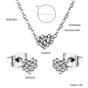 Détail du parure collier et boucles d'oreilles cœur en acier avec dimensions précises