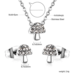 Détail de l'ensemble collier et boucles d'oreilles champignon en acier inoxydable et strass