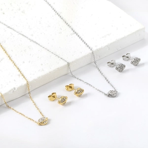 Gros plan d'un ensemble de bijoux planète avec strass étincelants en finitions or et argent