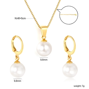 Elegante set di gioielli con perle dorate composto da collana da 9,6mm e orecchini a lobo