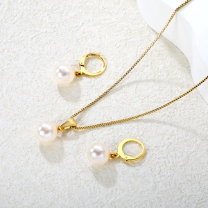 Elegante set di gioielli con perle, collana e orecchini su sfondo bianco minimalista