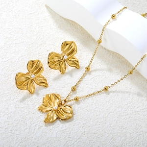 Set gioielli stile francese con collana a fiocco dorata e orecchini di perle
