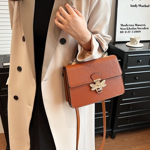 Karamellbraune Lederhandtasche mit Vintage-Bienenschnalle und langem Schultergurt