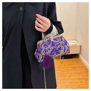 Détail du sac à main en brocart violet avec broderie florale, fermoir doré et franges