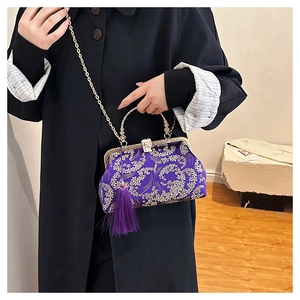 Détails du sac jacquard violet avec motifs floraux dorés et élégants glands en soie