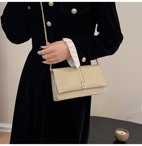 Detail of cream Saffiano leather shoulder bag with gold chain and zipper closure