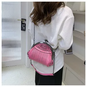 Detail der rosa Muscheltasche mit schwarzen Nieten, Punk-Metallkette und Clipverschluss