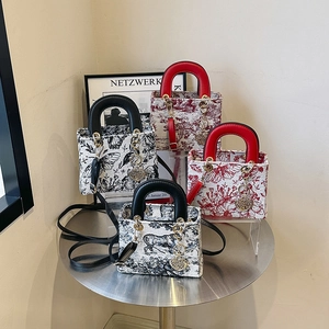 Luxury embroidered tote bag with animal flora pattern and metal heart pendant