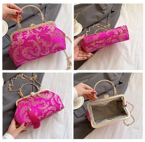 Détails du sac coquillage rose avec broderie florale, glands en soie et chaîne dorée