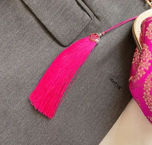 Dettaglio della nappa rosa con motivo tradizionale sulla borsa ricamata cinese