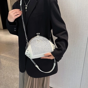 Fashionable white shell-shaped chain crossbody bag with rhinestones and metal rivets