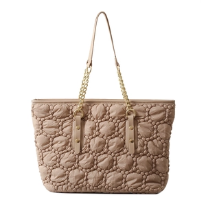 Borsa tote beige trapuntata effetto nuvola con texture puffer e catena dorata