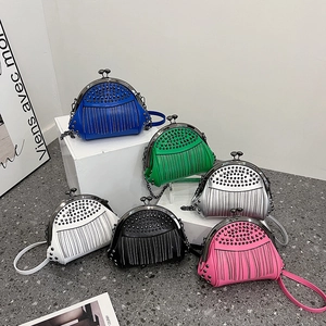 Mini-Muscheltaschen mit Nieten und Fransen in sechs modischen Farben zum Umhängen