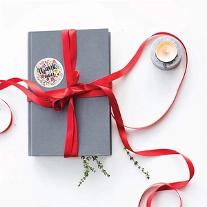 Autocollants Thank You fleuris sur boîte cadeau grise avec ruban rouge pour emballage chic