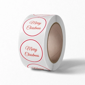 Rolle roter Merry Christmas Aufkleber oval auf weißem Grund für Weihnachtsverpackungen