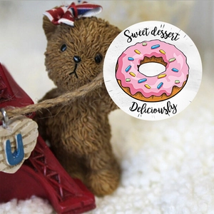 Rosa glasierter Donut Aufkleber mit Sweet Dessert Text auf weißem Rundetikett