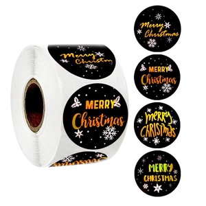 Rouleau de stickers de Noël noir et or avec flocons de neige sur fond blanc immaculé