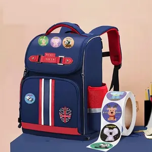 Rouleau d'autocollants récompense animaux avec slogans sur un sac à dos d'écolier bleu
