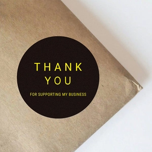 Adesivo nero rotondo Thank You con testo dorato su busta kraft per piccole imprese