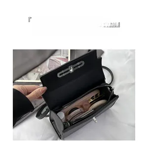 Innendetail der schwarzen Lederhandtasche mit großem Fassungsvermögen und Silberverschluss