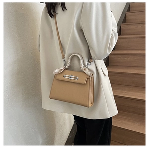 Hellbraune Handtasche mit Litschi-Maserung, floralem Seidentuch und Schultergurt