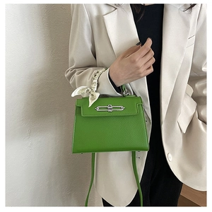 Detail der grünen Kelly-Tasche aus Lychee-Leder mit Seidentuch und silbernem Schloss
