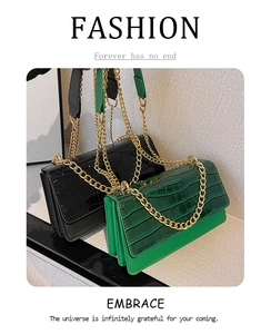 Détail de sacs à motif crocodile avec chaînes dorées en vert foncé et noir chic