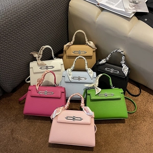 Schicke Kelly-Stil Handtaschen in sieben Farben mit Seidenschal-Griffen und Ledertextur